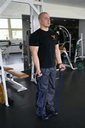 Biceps Em Pé Simétrico Com Elastico - Execução