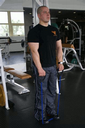Biceps Pronação Em Pé Com Elastico - Execução