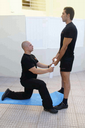 "MR" Biceps Simétrico Em Pé - Execução